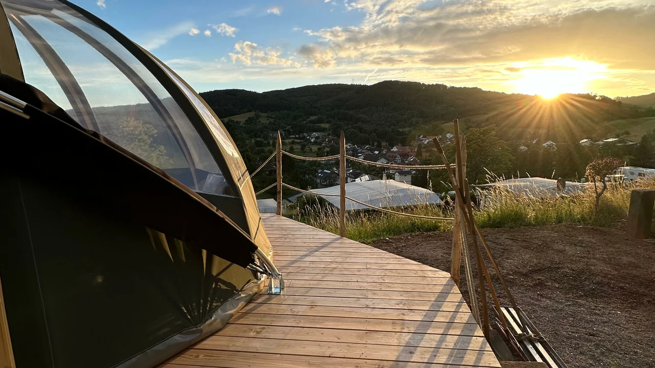 in besonderer Ort zum Ankommen: Die Terrasse und Bubble im Abendlicht des Odenwalds.